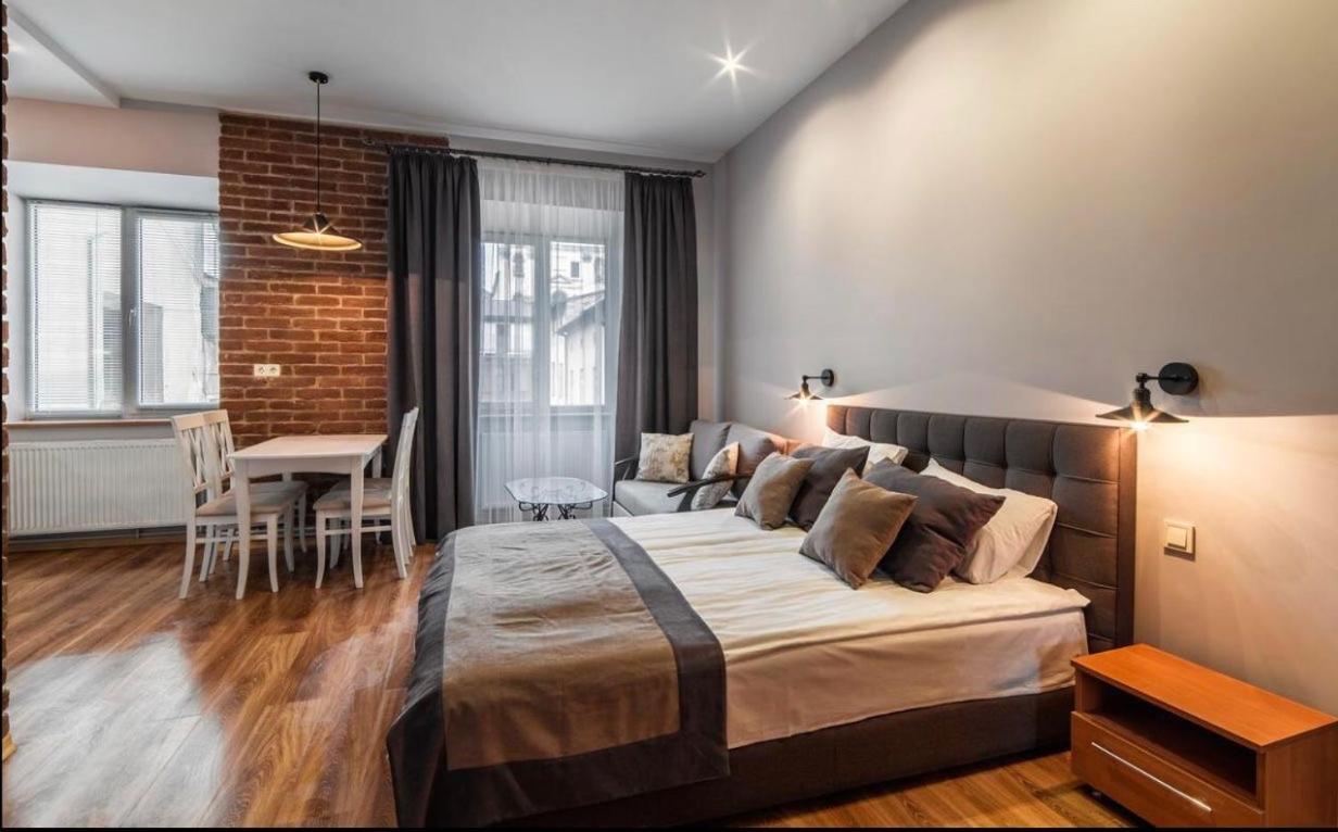 Vip Apartments ! Lviv Eksteriør billede