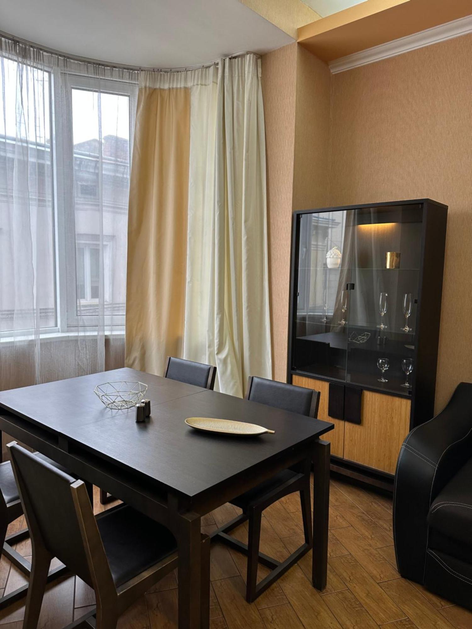 Vip Apartments ! Lviv Eksteriør billede
