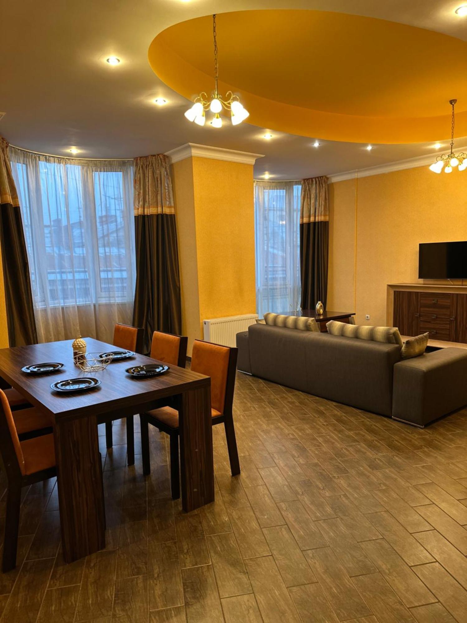 Vip Apartments ! Lviv Eksteriør billede