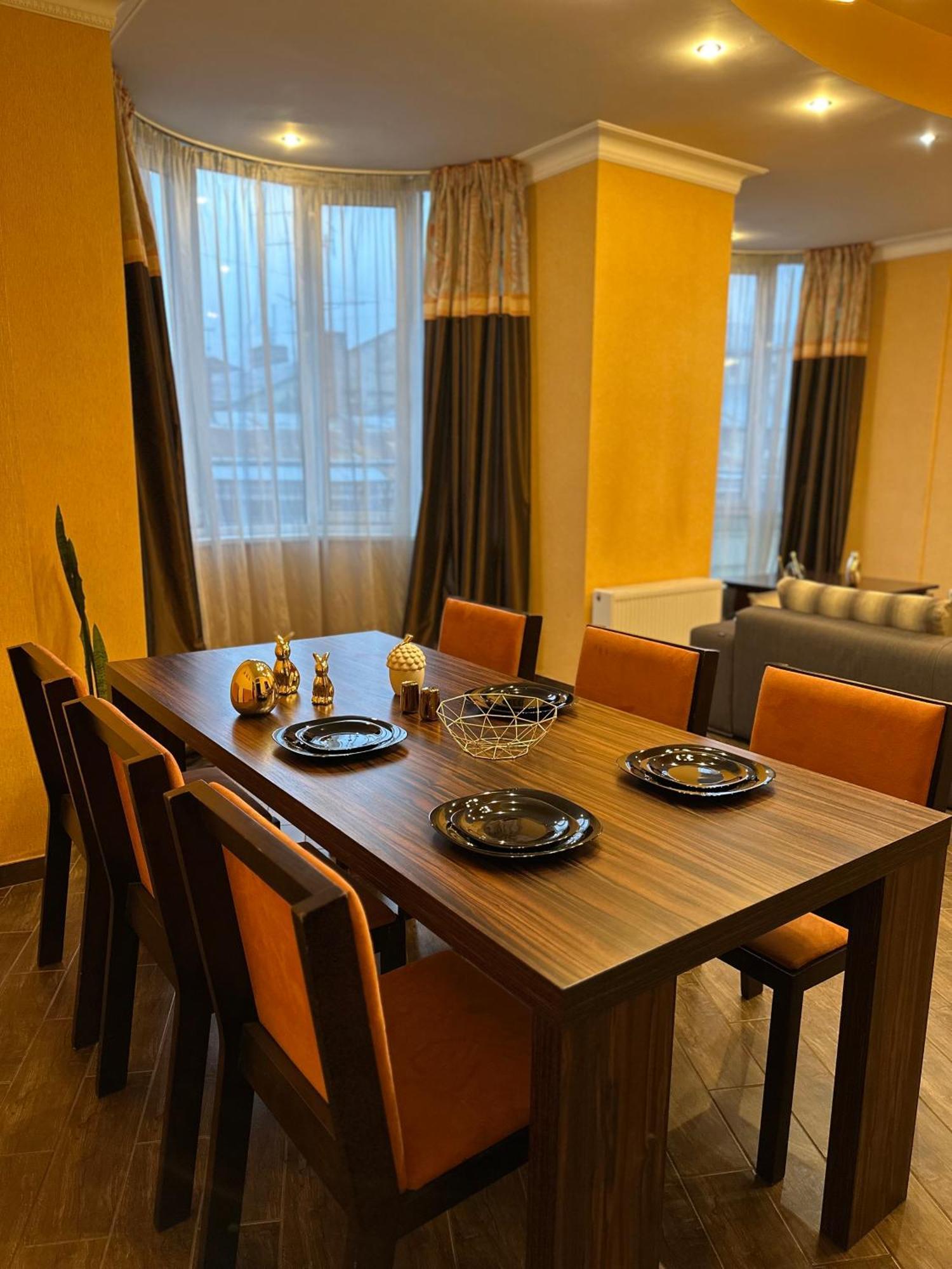 Vip Apartments ! Lviv Eksteriør billede